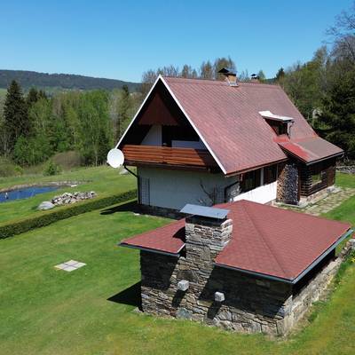 Prodej nemovitosti s panoramatickým výhledem na Lipenskou přehradu se stavebními pozemky.