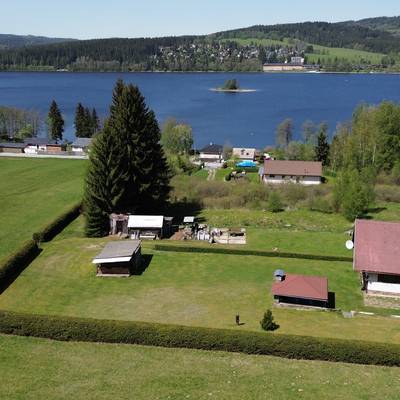 Prodej nemovitosti s panoramatickým výhledem na Lipenskou přehradu se stavebními pozemky.