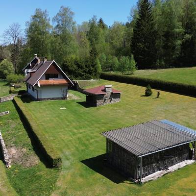 Prodej nemovitosti s panoramatickým výhledem na Lipenskou přehradu se stavebními pozemky.